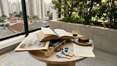 Cinco histórias curiosas revelam como a monarquia britânica vive entre tradição, fofoca e documentos